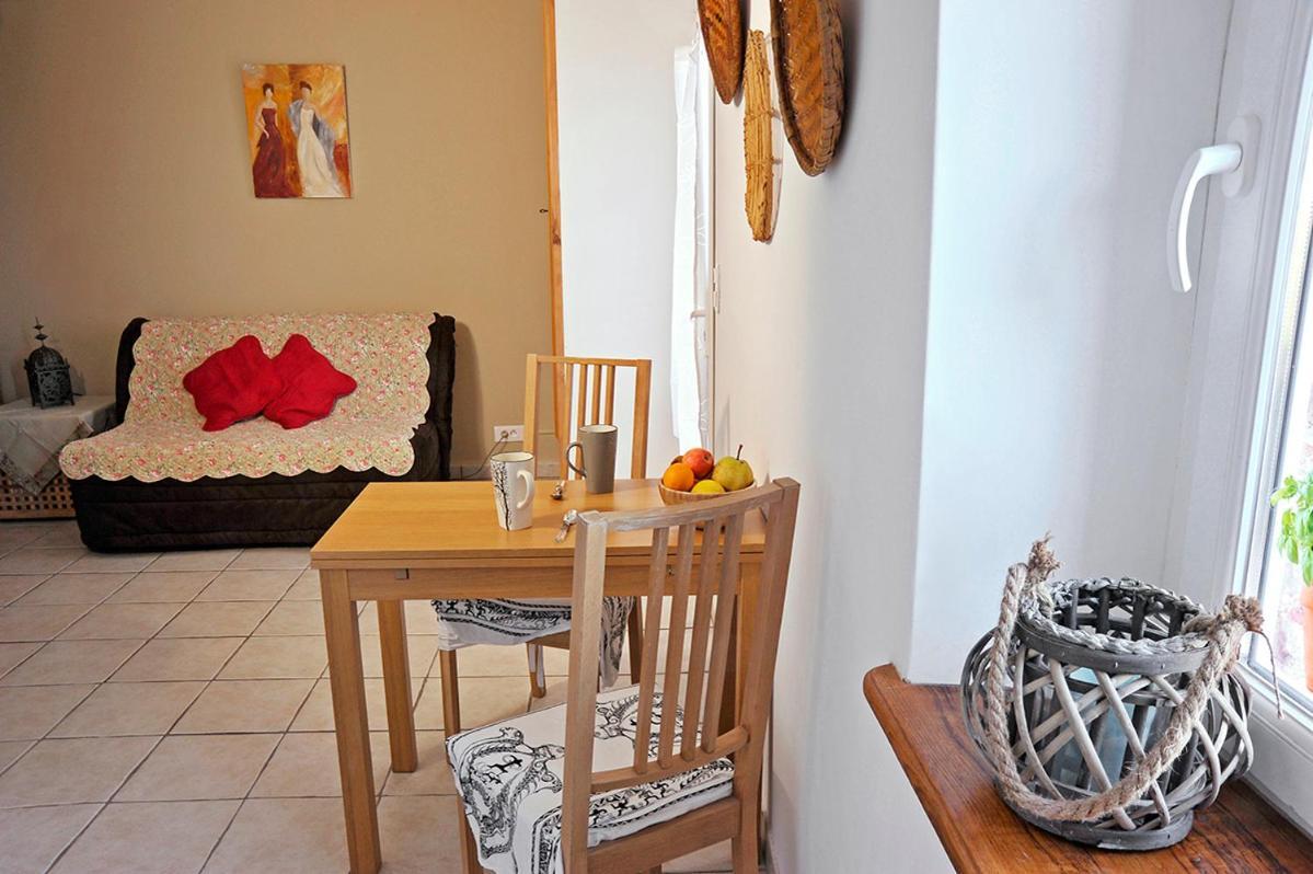 Bed&breakfast La Maison De Nathalie Les Mayons Buitenkant foto